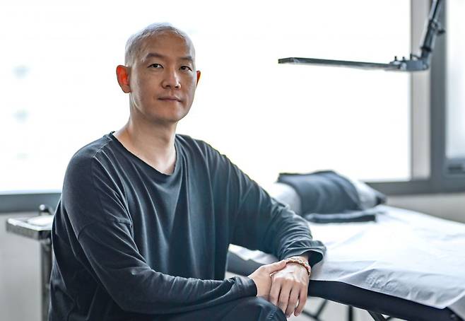 “영감의 원천은 성령” 하나님 믿는 타투이스트, 문신사법 앞에 서다 [주말특급] 기사요약