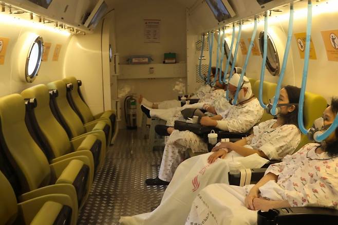 [르포] “숨만 쉬어도 새 살 돋아” 화상환자 1만명에 새 삶준 ‘고압산소치료’